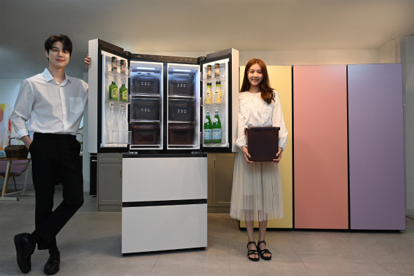 모델이 402L 용량 스탠드식 신제품(사진 왼쪽)과 1도어 냉장・냉동・김치 전용 'LG 컨버터블 패키지 오브제컬렉션' 신제품을 소개하고 있다.