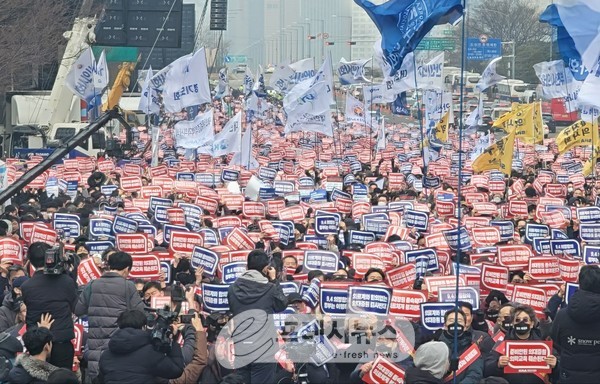 의대정원합의 이행 촉구하는 집회 참가자들. 사진=이프레시뉴스